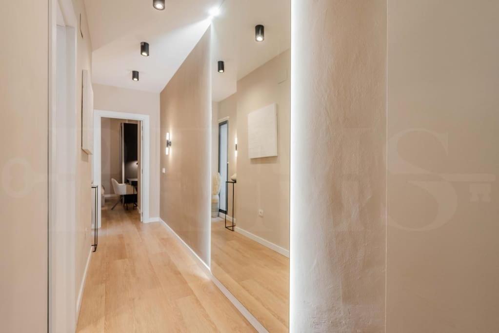 Contemporary Minimalist Apartment By Rems Μάλαγα Εξωτερικό φωτογραφία