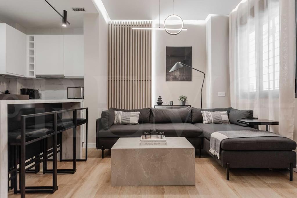 Contemporary Minimalist Apartment By Rems Μάλαγα Εξωτερικό φωτογραφία