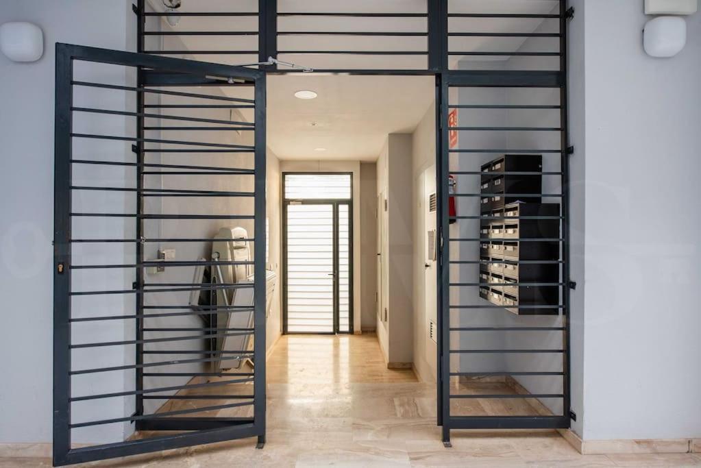 Contemporary Minimalist Apartment By Rems Μάλαγα Εξωτερικό φωτογραφία