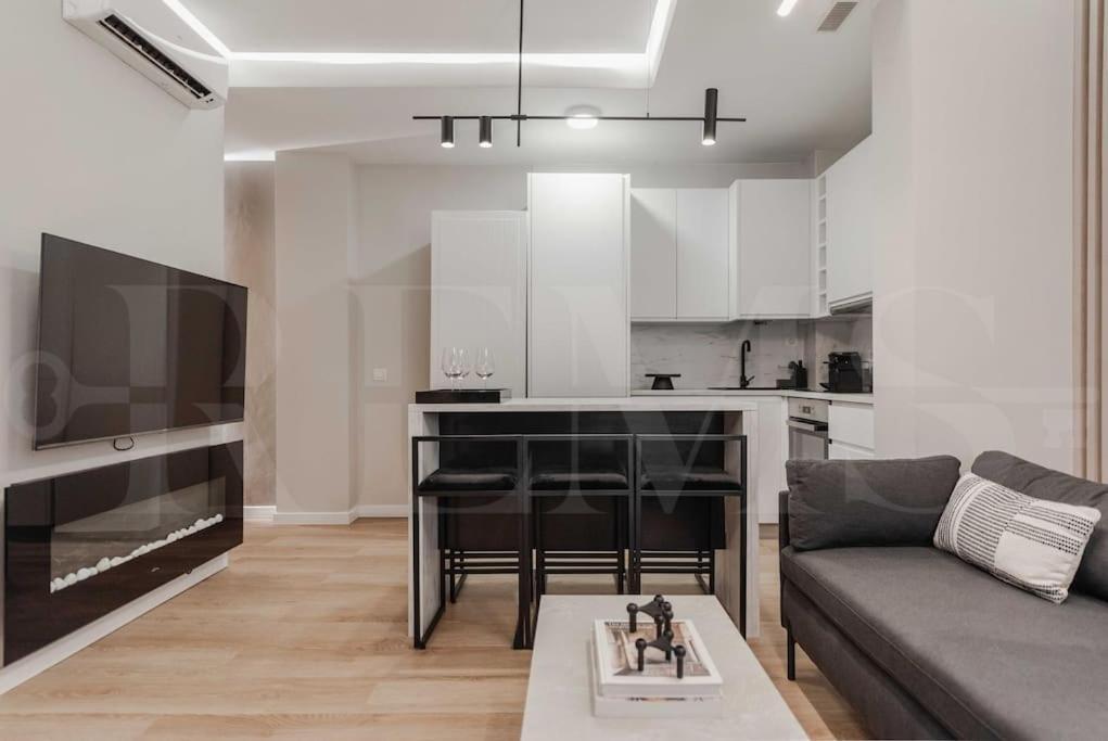 Contemporary Minimalist Apartment By Rems Μάλαγα Εξωτερικό φωτογραφία