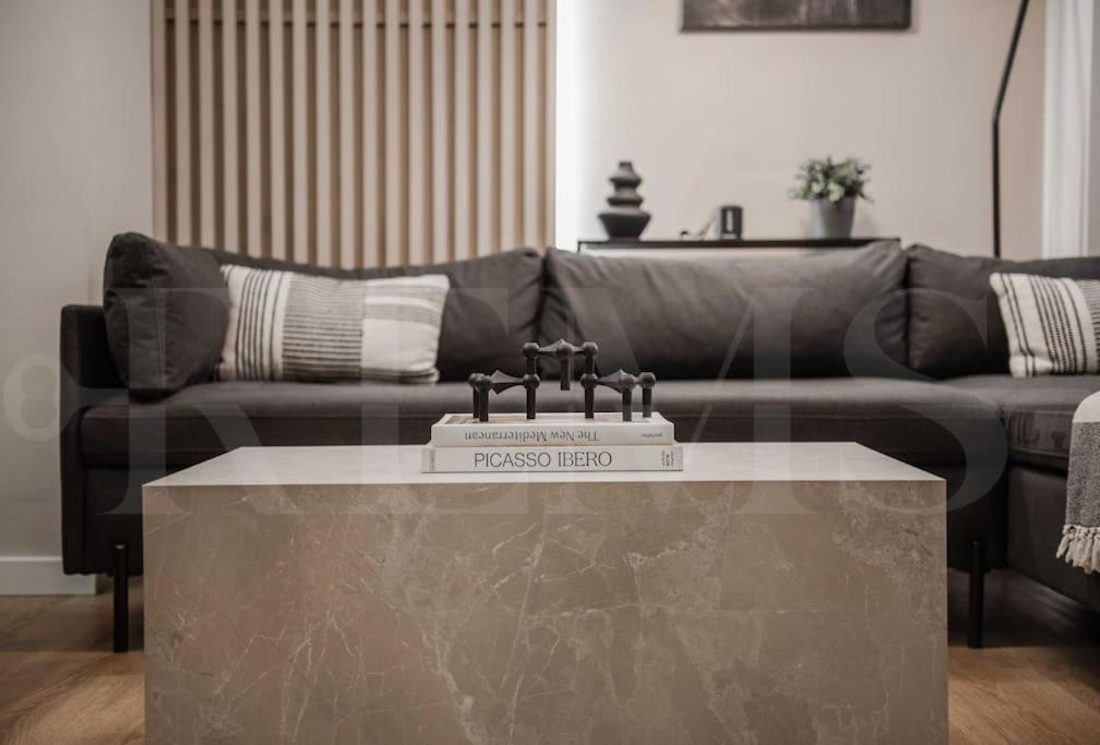 Contemporary Minimalist Apartment By Rems Μάλαγα Εξωτερικό φωτογραφία