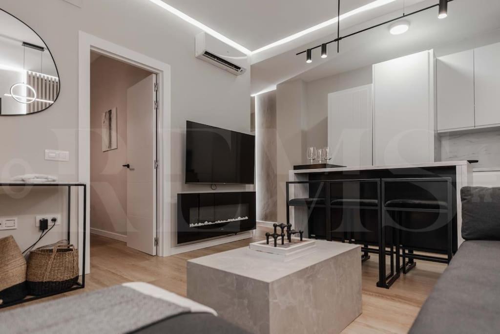 Contemporary Minimalist Apartment By Rems Μάλαγα Εξωτερικό φωτογραφία