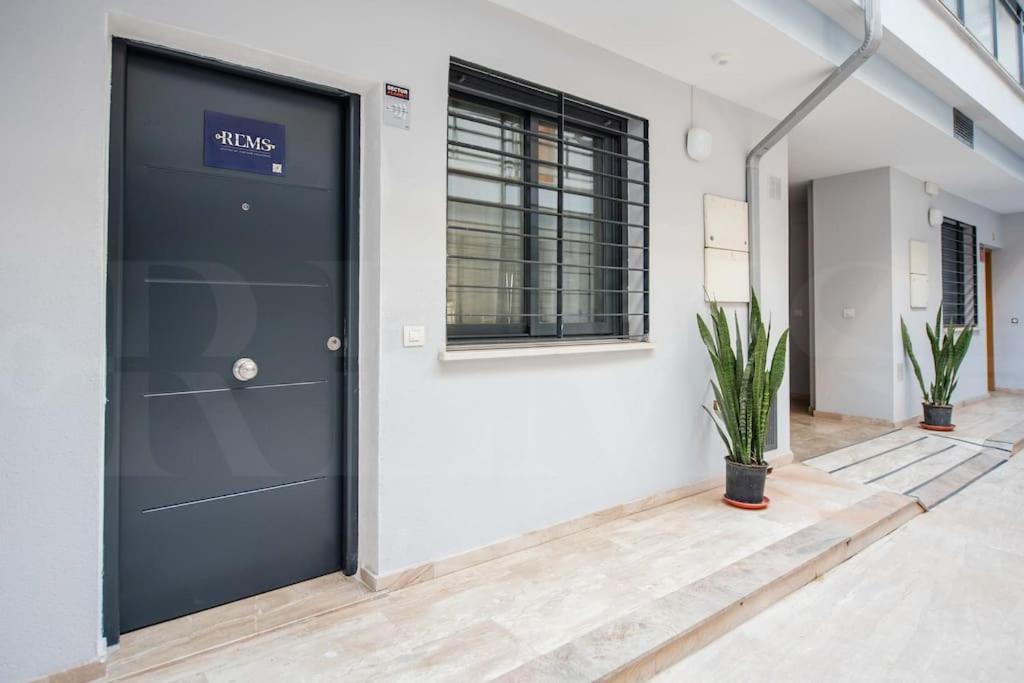 Contemporary Minimalist Apartment By Rems Μάλαγα Εξωτερικό φωτογραφία