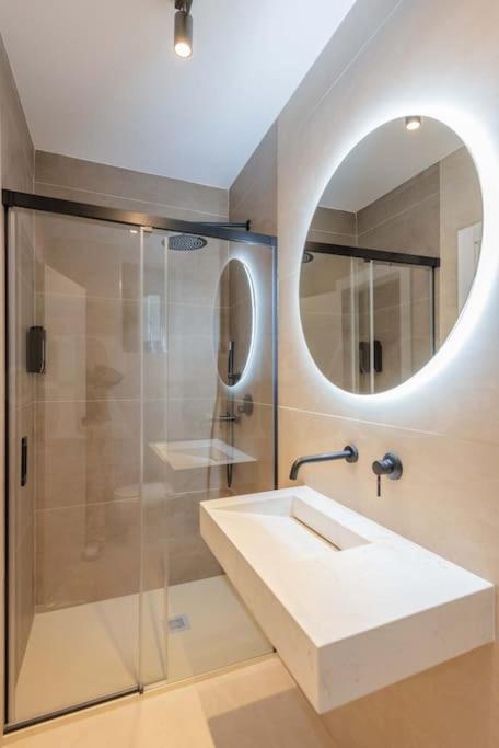 Contemporary Minimalist Apartment By Rems Μάλαγα Εξωτερικό φωτογραφία