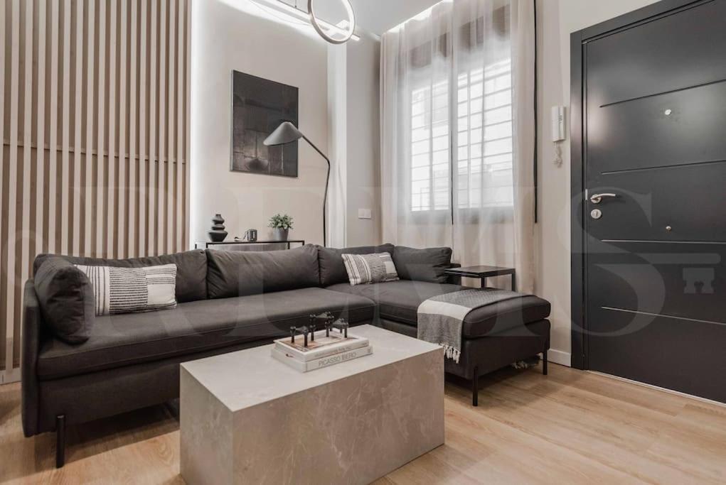 Contemporary Minimalist Apartment By Rems Μάλαγα Εξωτερικό φωτογραφία